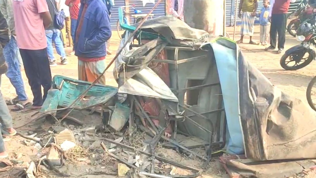 লক্ষীপুরে ড্রাম ট্রাকের চাপায় অটোরিকশায় থাকা শিশু নিহত, চালক গুরুতর আহত